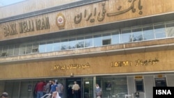 ساختمان شعبه دانشگاه تهران بانک ملی که سرقت ۱۶۸ صندوق امانت آن بسیار خبرساز شد