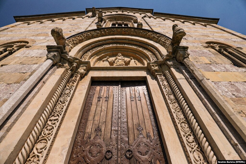 Sipas Këshillit të Kosovës për Trashëgimi Kulturore, nga jashtë, ndërtimi i kishës është përzierje e stileve romake dhe gotike.