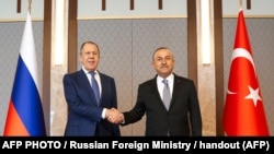 Ministrul rus de externe Sergei Lavrov și omologul său turc Mevlut Cavusoglu, Ankara, 8 iunie 2022. 