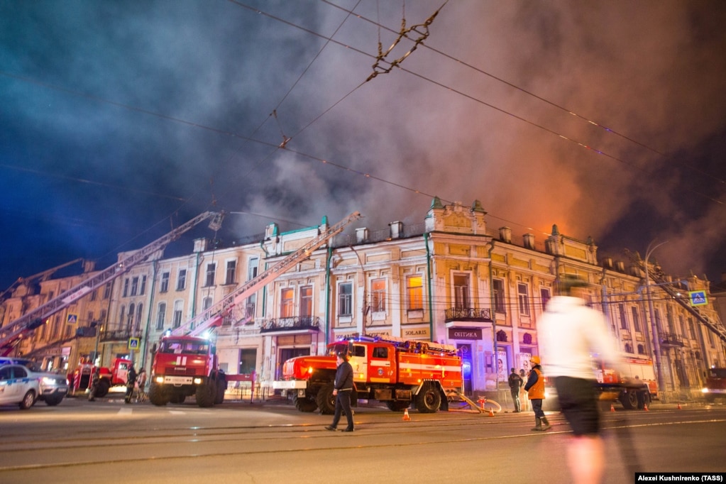 Ekipet e zjarrfikësve tentojnë të shuajn një zjarr në një ndërtesë historike në Jurkutsk, Siberi, më 13 maj. &nbsp;