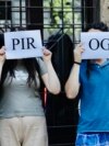 Fotografija sa protesta u Srbiji protiv ekstradicije političara i aktiviste Edževita Piroglua Turskoj, 3. jun 2022.