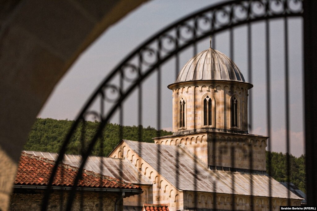 Prej vitit 1999, manastiri dhe autoritetet komunale të Deçanit nuk kanë pasur komunikim të mirëfilltë.&nbsp;