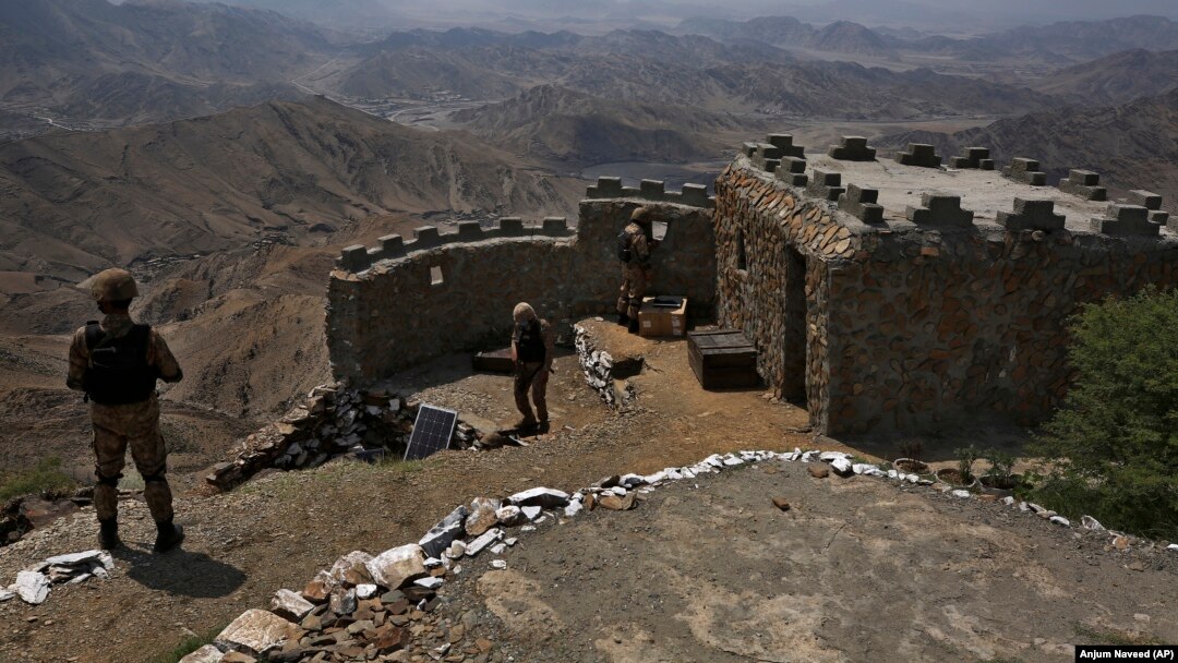 Pakistani soldiers observe the border with Afghanistan from a hilltop post in the Khyber district. (file photo)