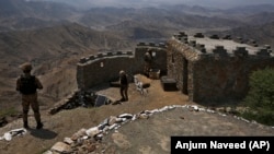 Pakistani soldiers observe the border with Afghanistan from a hilltop post in the Khyber district. (file photo)