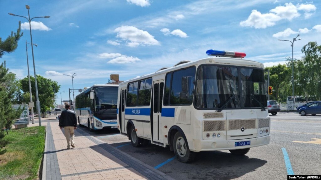 Полицейский автобус рядом с Дворцом «Жастар». Нур-Султан, 5 июня 2022 года