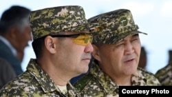 Президент Садыр Жапаров жана УКМКнын мурдагы төрагасы Камчыбек Ташиев. 