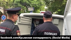 Задержание адвоката Назима Шейхмамбетова, Симферополь, 26 мая 2022 года. Фото: «Крымская солидарность»