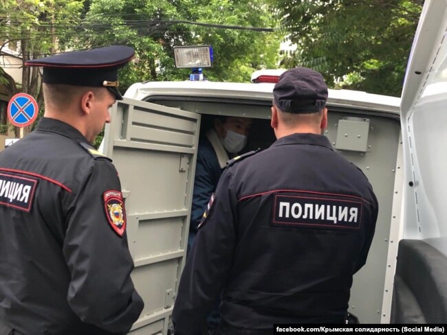 Затримання адвоката Назіма Шейхмамбетова. Сімферополь, Крим, 26 травня 2022 року