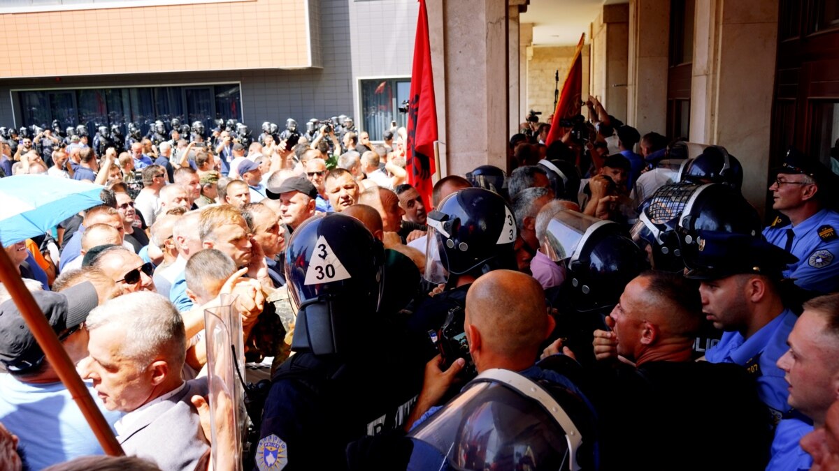 Kosovo Veterans, Police Clash At Parliament Amid Protest Over Pensions - Vimarsana News