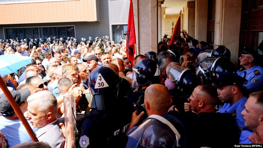 Pamje nga protesta e veteranëve para Kuvendit.