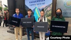 Акция у посольства Казахстана в Лондоне. Активисты держат плакат с надписью: "5 месяцев с январских событий в Казахстане. 5 июня 2022 года