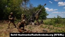 Украинские военные активно применяют 155-миллиметровую гаубицу М777, которую Соединенные Штаты передали ВСУ. 6 июня, 2022