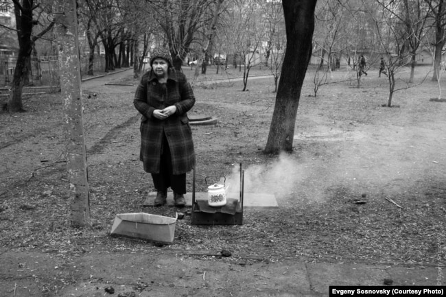 Маріуполь у блокаді. Фото Євгена Сосновського, який зміг виїхати з після 62-х днів і вивезти свій фотоархів