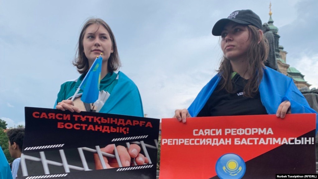Вышедшие на митинг в Праге казахстанцы. 4 июня 2022 года