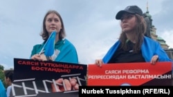 Вышедшие на митинг в Праге казахстанцы. 4 июня 2022 года