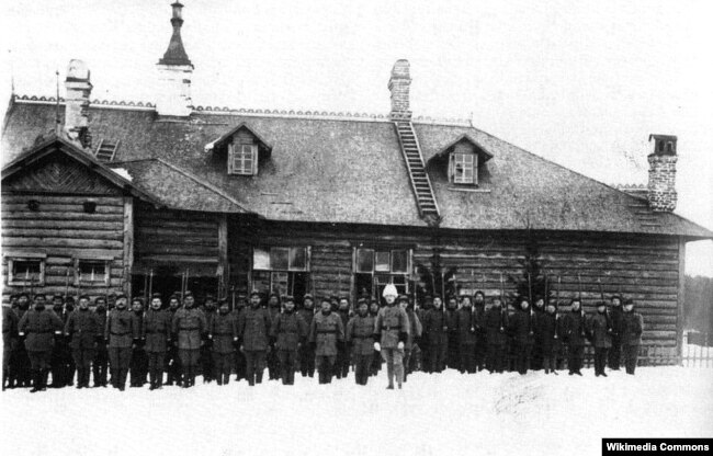 Северо-Ингерманландский полк в Кирьясало. Впереди в белой шапке - Эльвенгрен. 1920.