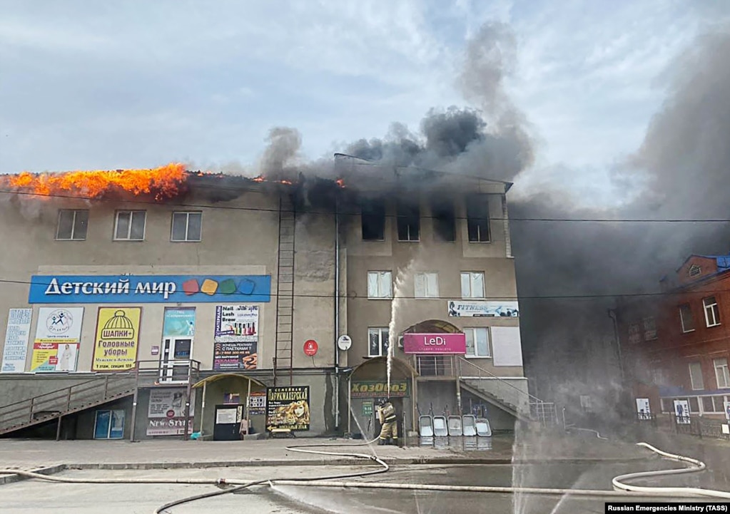 Një qendër tregtare duke u djegur në Ishim, në rajonin jugor të Tymenit të Rusisë, më 28 prill. &nbsp;