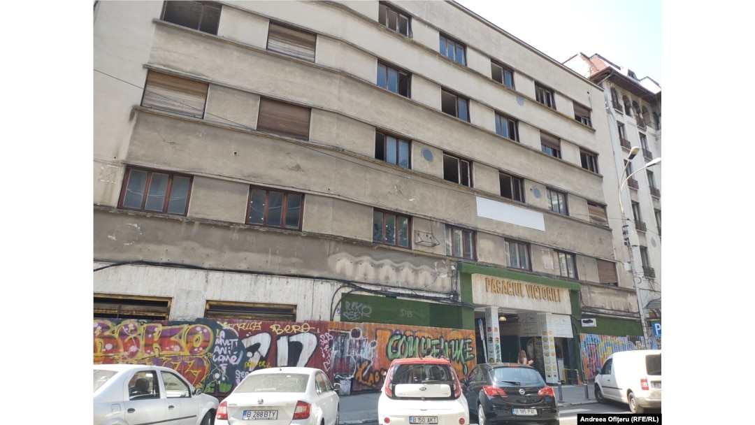 Pe strada Academiei, de pe fostul Hotel Muntenia au dispărut bulinele roșii.