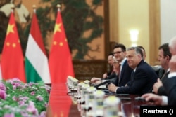 Kryeministri hungarez, Viktor Orban, duke biseduar me presidentin kinez, Xi Jinping (i cili nuk duket në foto) gjatë një takimi dypalësh më 2019 në Pekin.