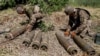 უკრაინელი ჯარისკაცები ჰაუბიცა M777-ის ჭურვებს გასასროლად ამზადებენ