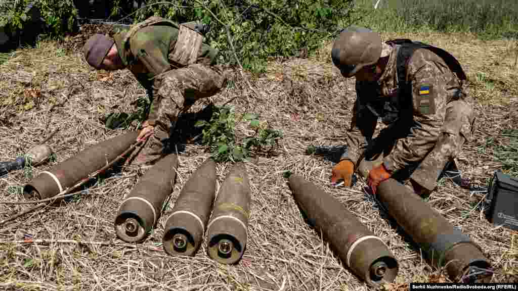 Українські військові встановлюють детонатори й формують заряди&nbsp;