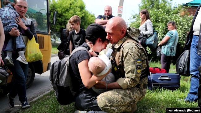 Resey äskeri basıp alğan Kupyansk qalasınan evakuaciyalanğan adamdar. Har'kov oblısı, Ukraina, 30 mamır 2022 jıl.