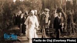 Regele Carol al II-lea și regina Maria, în plimbare la grădina Botanică din Cluj, alături de directorul Alexandru Borza. La doar câteva luni de la revenirea lui Carol în țară, familia regală a vizitat orașul, pentru a marca 10 ani de la inaugurarea universității românești.