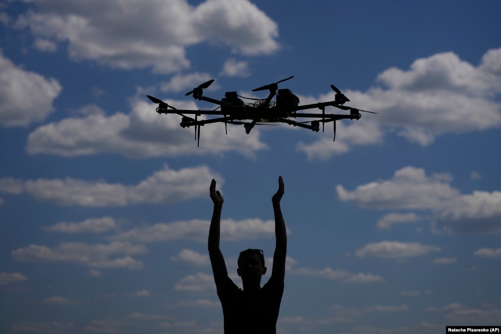 Një ekspert droni teston një model në periferi të Kievit më 8 qershor. Dronët janë përdorur gjerësisht nga forcat ruse dhe ato ukrainase në luftë.