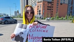 Жительница столицы проводит одиночный пикет с требованием подвергнуть суду бывшего и действующего президентов Казахстана. Нур-Султан, 07 июня 2022 года