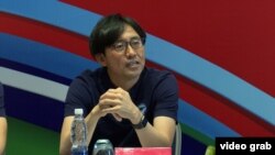Сингапурдун футбол боюнча улуттук курама командасынын башкы машыктыруучусу Такаюки Нишигая маалымат жыйынында. 7-июнь, 2022-ж. Бишкек.