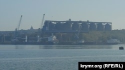 Балкер вантажиться зерном у Севастополі, 1 червня 2022 року