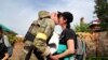 Porodica ponovo na okupu nakon što je supruga sa bebom evakuisana iz grada Kupijanska na periferiji Harkova 30. maja