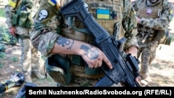 Soldat din Legiunea străină (internațională) în luptele din Donbas, 2 iunie 2022, regiunea Lugansk, Ucraina