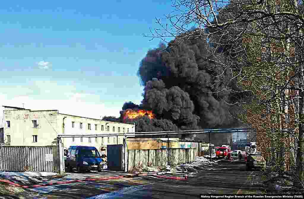 Пожар на нефтебазе в Кстово Нижегородской области России, 22 марта. По сообщениям, огонь охватил семь резервуаров для хранения дизельного топлива