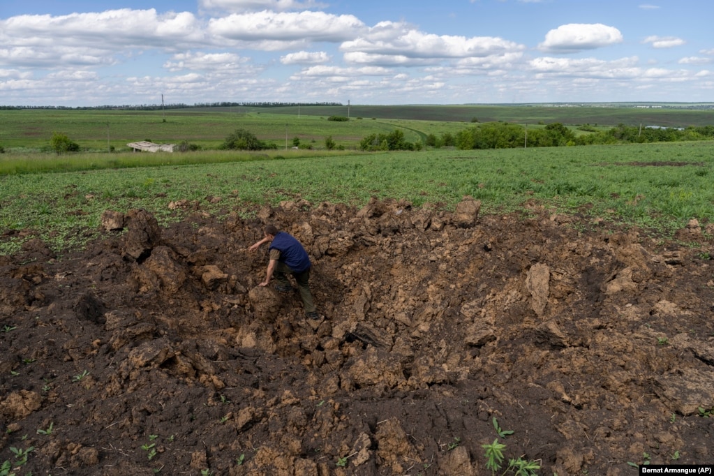 Një punëtor ferme duke dalë nga një krater i shkaktuar nga granatimet në Çerkaska Lozova. Shërbimi i Kërkimeve Parlamentare Evropiane raporton se Rusia dhe Ukraina furnizojnë më shumë se gjysmën e importeve të drithërave në Afrikën veriore dhe Lindjen e Mesme, ndërsa vendet në Afrikën Lindore importojnë 72 për qind të drithërave të tyre nga Rusia dhe 18 për qind nga Ukraina.