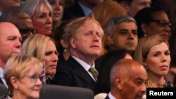 Boris Johnson (centru) printre membrii partidului său