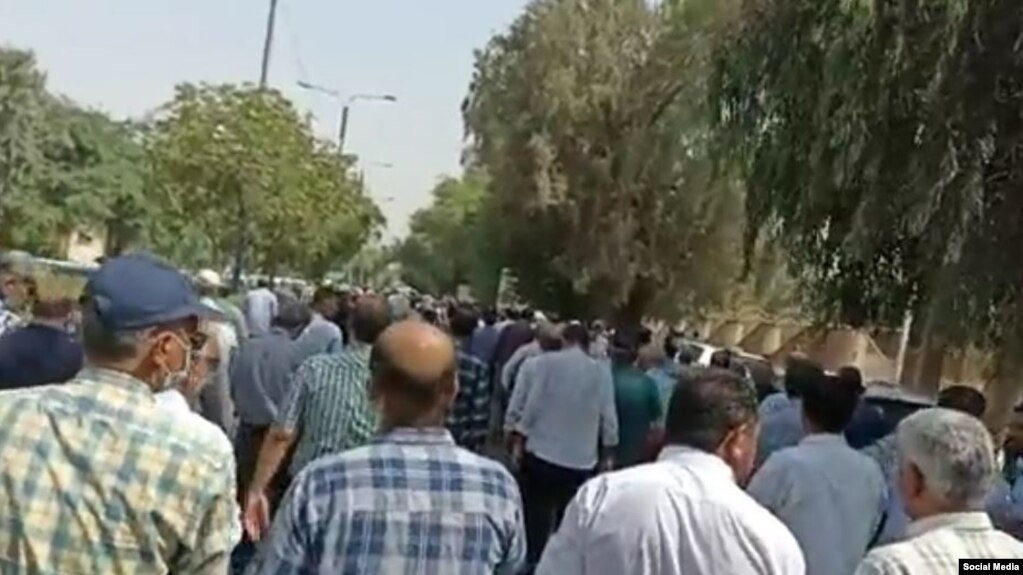 تصویر از ویدئوی تجمع اعتراضی بازنشستگان تامین اجتماعی در اهواز