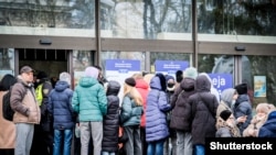 Украинские беженцы в центре приема беженцев в Риге, Латвия. Март 2022 года.