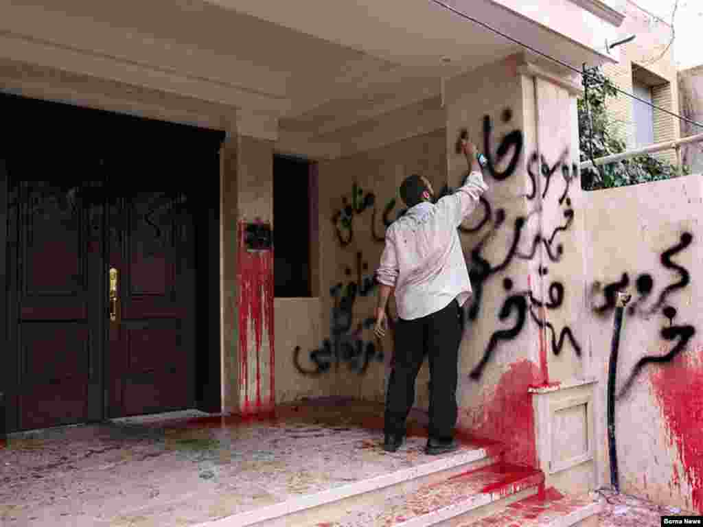 Iran -- A government supporter writes with spray on the wall of the building, where former parliament speaker and head of reformist Etemad Melli party Mehdi Karubi lives, Tehran, 14Mar2010  - Iran -- A government supporter writes with spray on the wall of the building, where former parliament speaker and head of reformist Etemad Melli party Mehdi Karubi lives, Tehran, 14Mar2010 