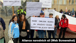 Напис на банері перекладається як: «Наше вибачення Росії за вбивчі чеські ракети на її міста»