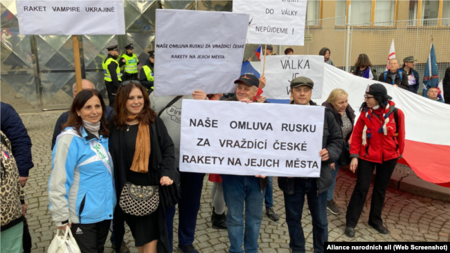 Në banderolë shkruhej: “Ndjesa jonë ndaj Rusisë për raketat vdekjeprurëse çeke në qytetet e saj.”