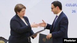 Armenia -- Deputy Prime Minister Tigran Avinian (R) and his Georgian counterpart Maya Tskitishvili sign a memorandum of understanding in Yerevan, Julne 27, 2019.