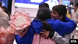 Българи пристигат от Дубай на летището в София. Снимката е от 5 март 2026 г.