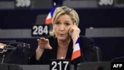 Марын Ле Пэн, архіўнае фота