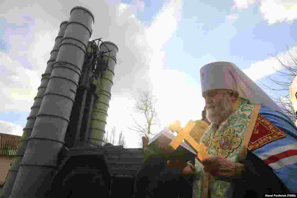 ТУРЦИЈА - Турскиот министер за одбрана, Хулуси Акар, изјави дека Турција очекува во втората половина на август или во септември да биде реализирана втората испорака на одбранбениот ракетен систем С-400 од Русија, објавија новинските агенции, повикувајќи се на локални медиуми.