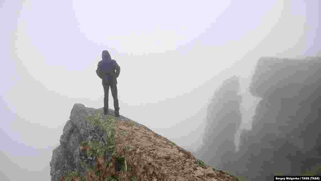Туман огорнув оглядовий майданчик &laquo;Зорепад спогадів&raquo; на горі Климентьєва поблизу Коктебеля
