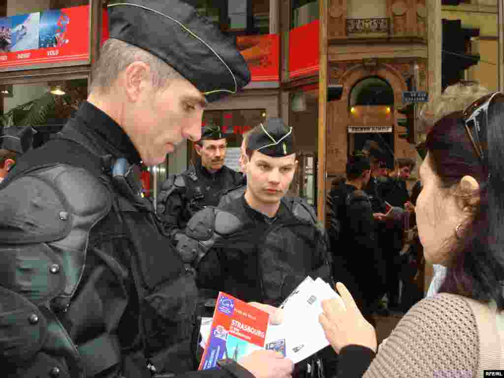 Полиция Франции проверяет документы у журналистов радио Азаттык во время освещения саммита НАТО в Страсбурге. - Полицейские Франции проверяют документы у корреспондентов радио Азаттык во время освещения саммита НАТО в Страсбурге. 3 апреля 2009 года. 