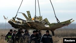 Фрагмент рейса MH17 «Малайзийских авиалиний», сбитого в небе на востоке Украины в июле 2014 года.