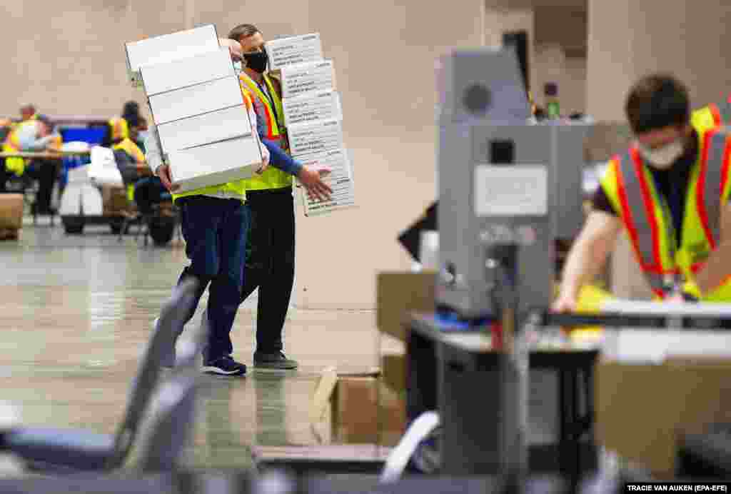 Избирательные бюллетени сканируют и считают в конференц-центре&nbsp;&laquo;Пенсильвания&raquo; в Филадельфии, штат Пенсильвания