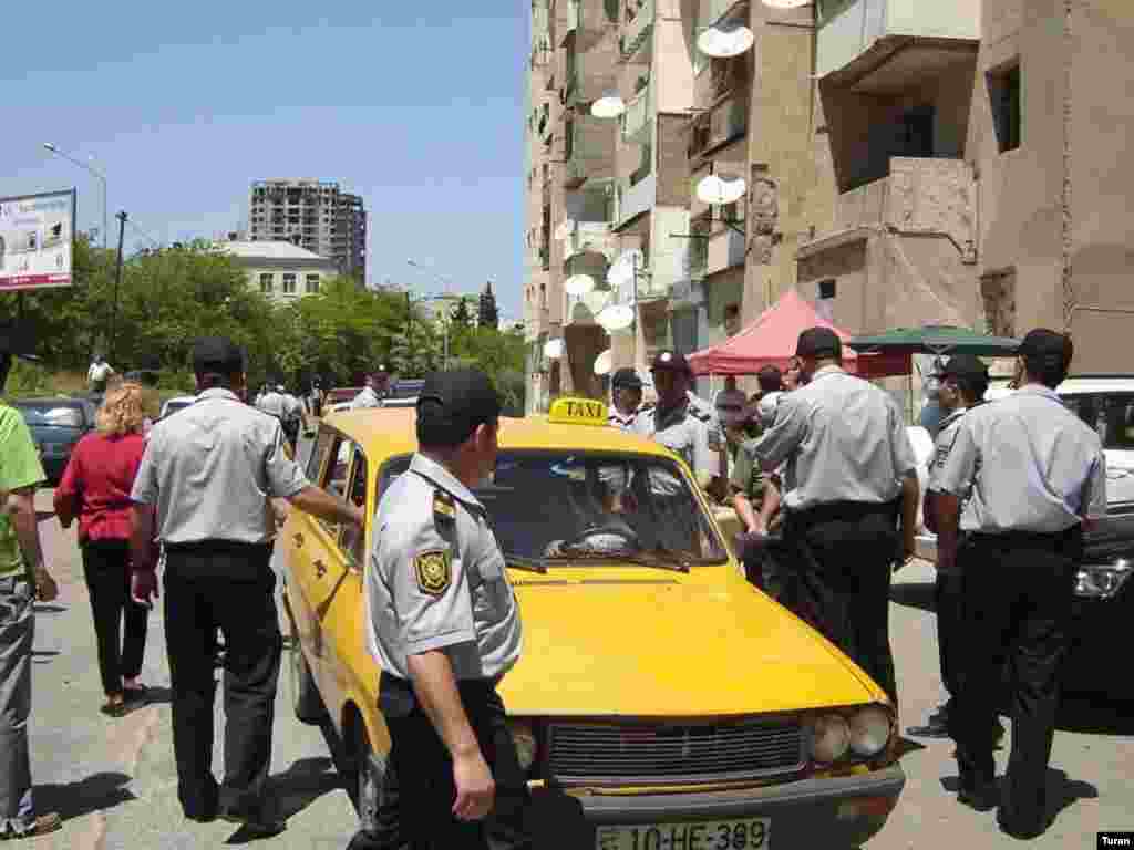 Səhər saatlarından polislər redaksiyanın qarşısına toplaşmağa başladı